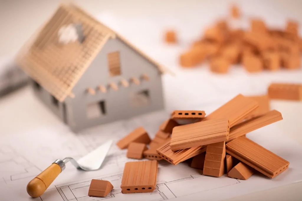 Mattoni e progetto per l’industria delle costruzioni: strumenti e piani per la realizzazione di edifici.