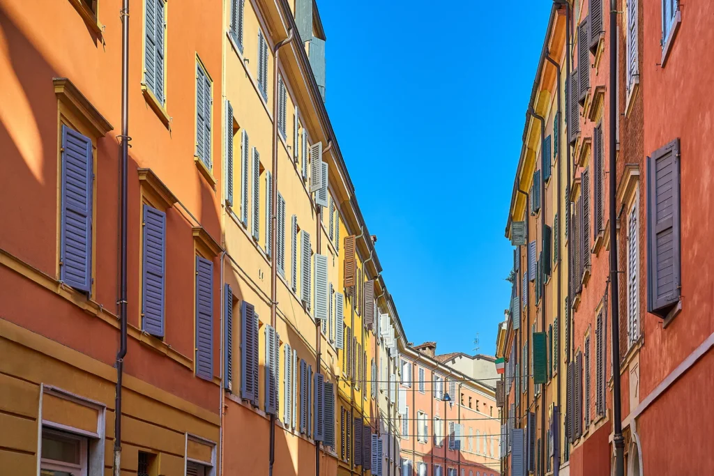 Edifici storici ristrutturati in via Della Cerca a Modena, esempio di recupero urbano e conservazione architettonica.